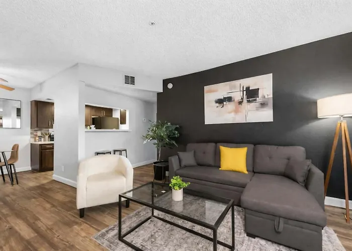 Modern 2br Escape Sleeps 7 Pools Gym & Fire Pit *