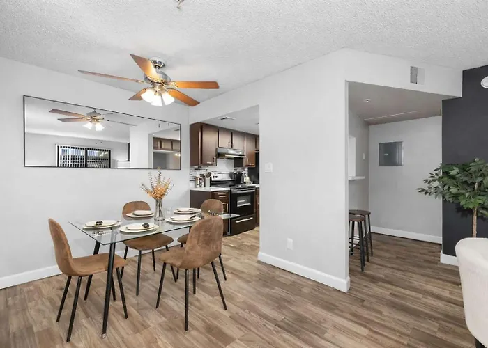 Modern 2br Escape Sleeps 7 Pools Gym & Fire Pit