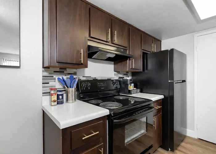 Modern 2br Escape Sleeps 7 Pools Gym & Fire Pit