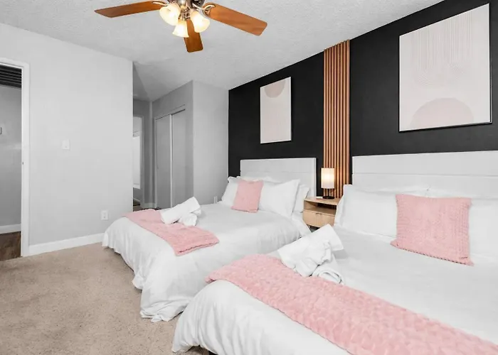 Modern 2br Escape Sleeps 7 Pools Gym & Fire Pit