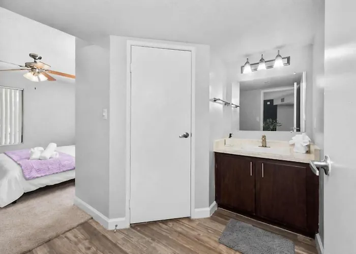 Apartment Modern 2br Escape Sleeps 7 Pools Gym & Fire Pit