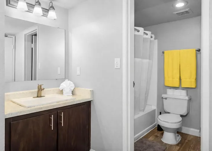 Modern 2br Escape Sleeps 7 Pools Gym & Fire Pit *